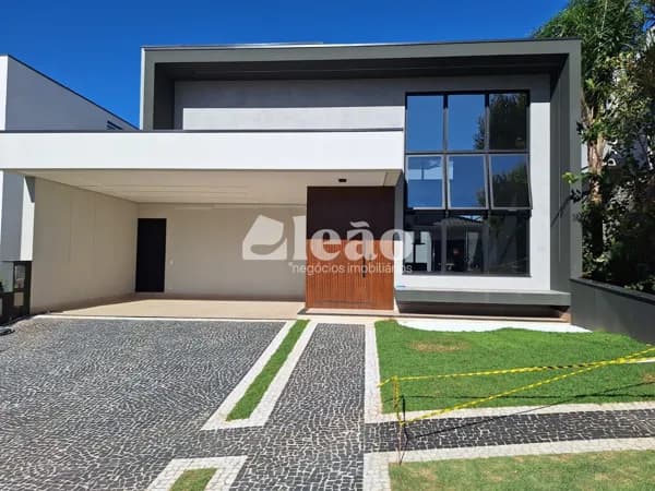 Casa Térrea Moderna com Piscina no Condominio Mont Alcino / Valinhos