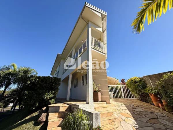 Casa à venda no condomínio Terras do Oriente Valinhos – 3 suítes, área gourmet e vista para área verde