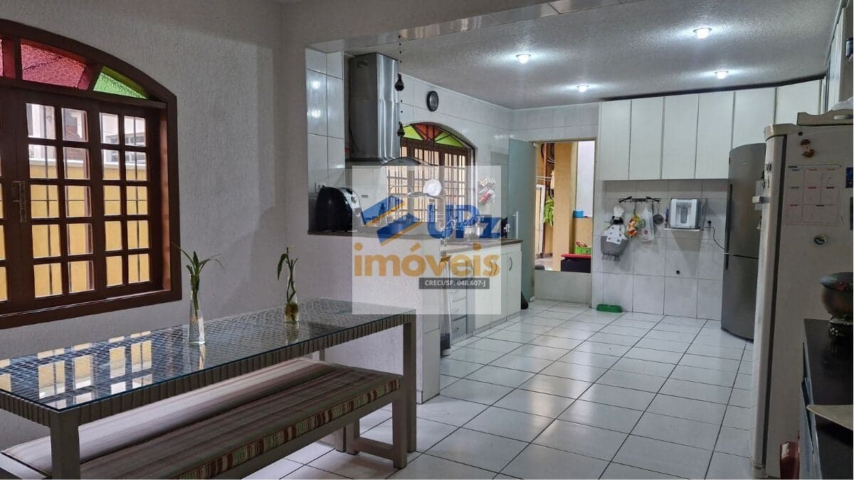 Casa sobrado com 3 dorms, sendo 1 suíte, 240m² com 2 vagas no Cipava em Osasco-SP.