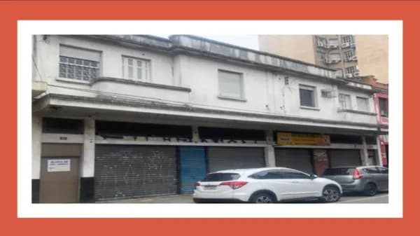 PRÉDIO CONSISTENTE EM UMA CASA E DUAS LOJAS NO PAVIMENTO TÉRREO, SOB OS NÚMEROS 61, 63, 65 E 67, NA RUA ITORORÓ, SANTOS/SP.
