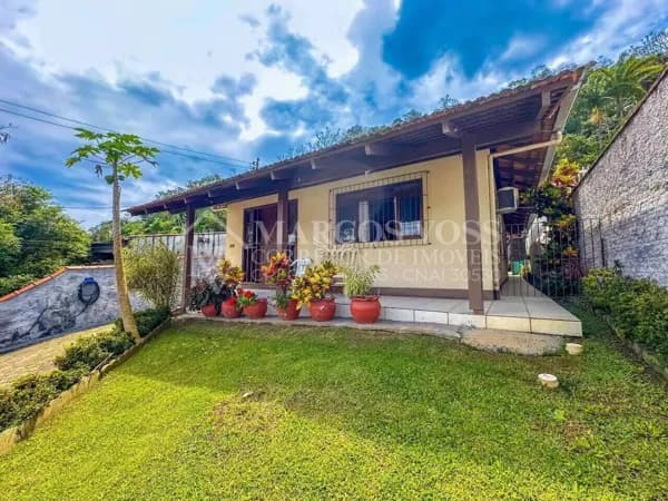Casa Averbada com 3 Quartos e Amplo Terreno