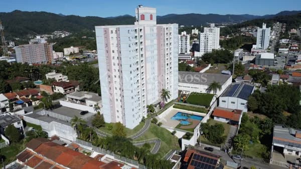 Apartamento com 3 Quartos Semimobiliado no Água Verde