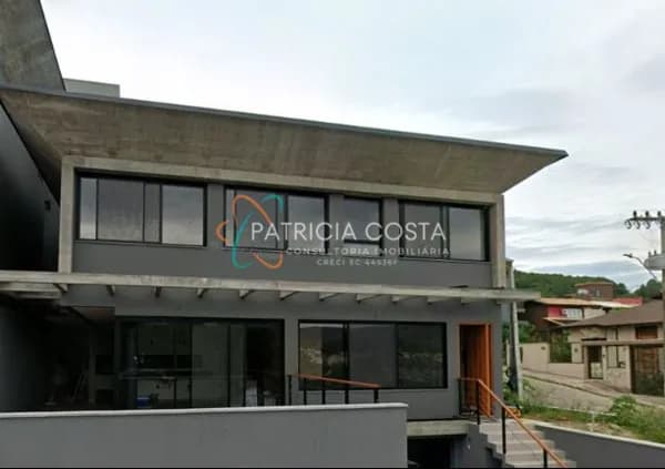 Linda Casa de Esquina à Venda no Panorâmico - Garopaba/SC
