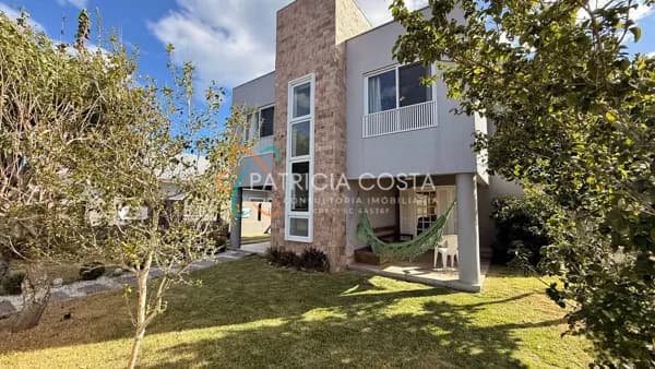 Casa com Quatro Dormitórios à Venda no Centro - Garopaba/SC