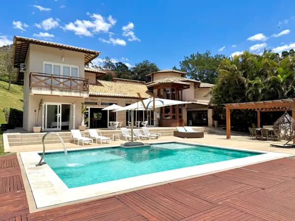 Casa Toscana com área gramada - Tamboré 1