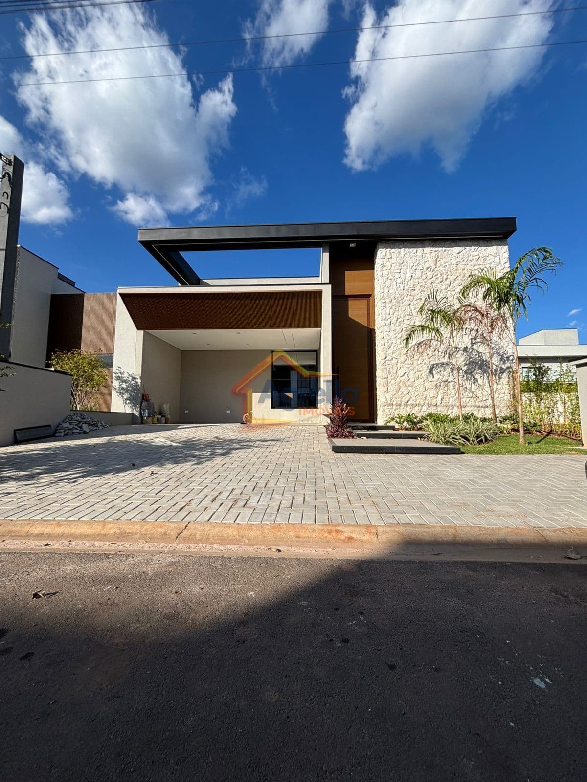 CASA TÉRREA À VENDA EM MOGI GUAÇU COM 3 SUÍTES, PISCINA, ÁREA GOURMET, CONDOMÍNIO FECHADO E FINANCIAMENTO