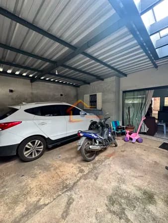 CASA COM AMBIENTES INTEGRADOS E AMPLO QUINTAL COBERTO