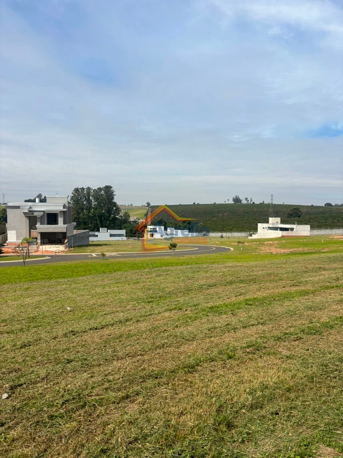 TERRENO EM CONDOMÍNIO COM EXCELENTE LOCALIZAÇÃO E PRONTO PARA CONSTRUIR