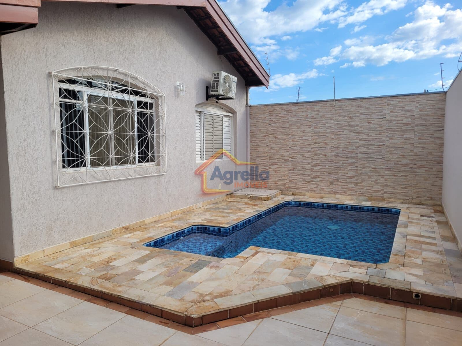 CASA COM PISCINA E ÁREA DE CHURRASQUEIRA NO JARDIM IGAÇABA