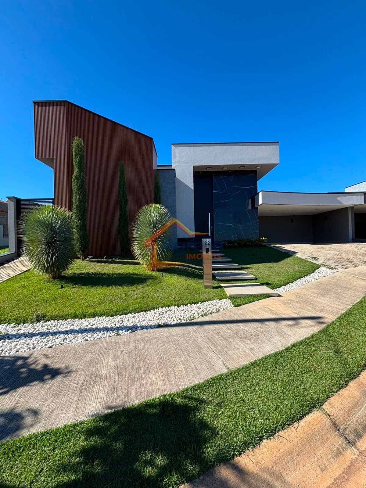 CASA TÉRREA DE ALTO PADRÃO COM 3 SUÍTES, PISCINA AQUECIDA E PROJETO CONTEMPORÂNEO