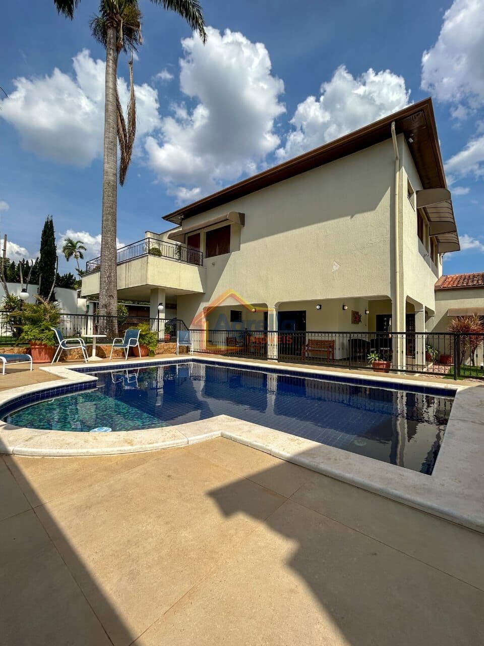 CASA COM PISCINA E ÁREA DE LAZER COM CHURRASQUEIRA À VENDA EM MOGI MIRIM/SP