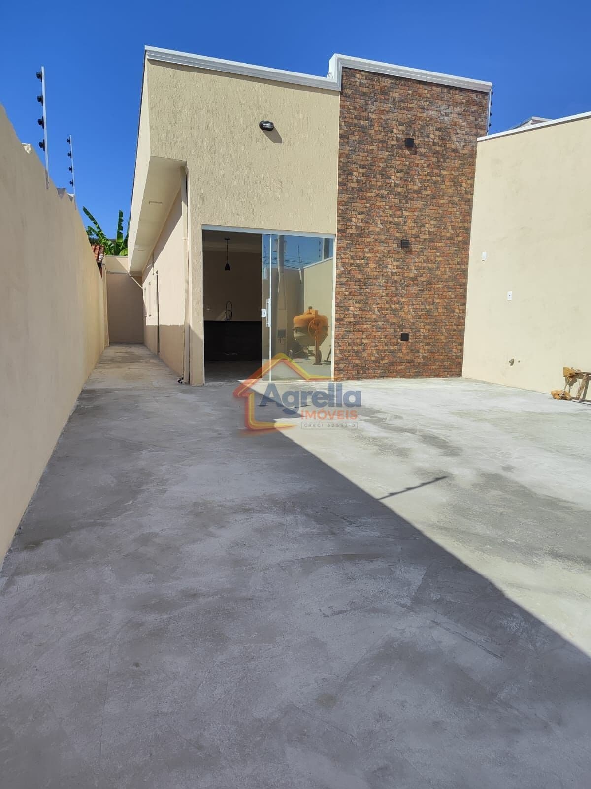 CASA COM SUÍTE E AMBIENTES INTEGRADOS