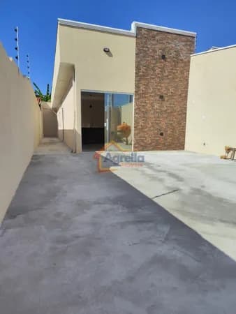 CASA COM SUÍTE E AMBIENTES INTEGRADOS