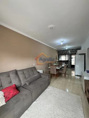 CASA À VENDA COM 2 DORMITÓRIOS, SALA E COZINHA INTEGRADAS, 3 VAGAS DE GARAGEM, ACEITA FINANCIAMENTO