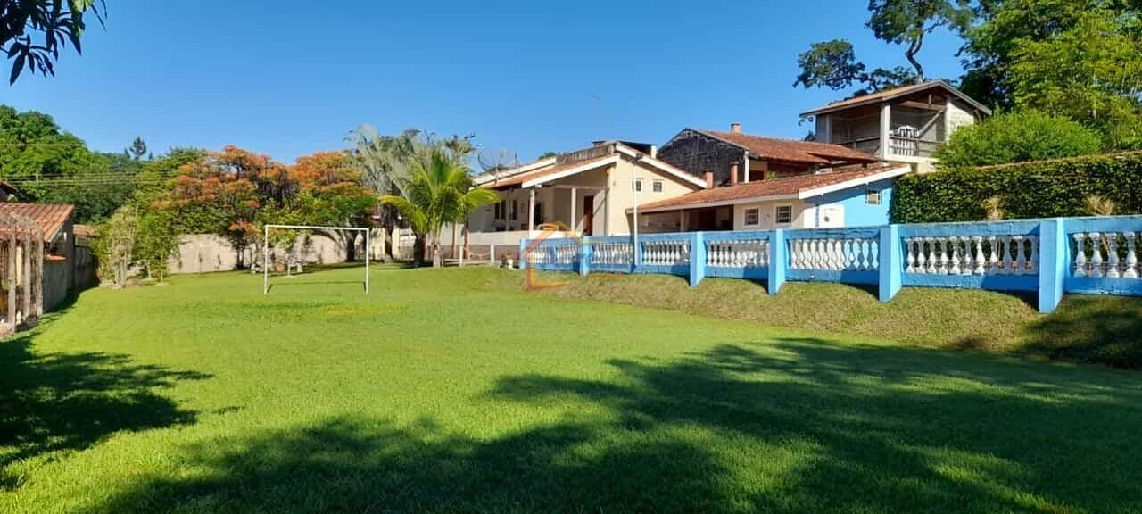CHÁCARA COM 4 DORMITÓRIOS E 2 SUÍTES EM TERRENO DE 1.400 M²