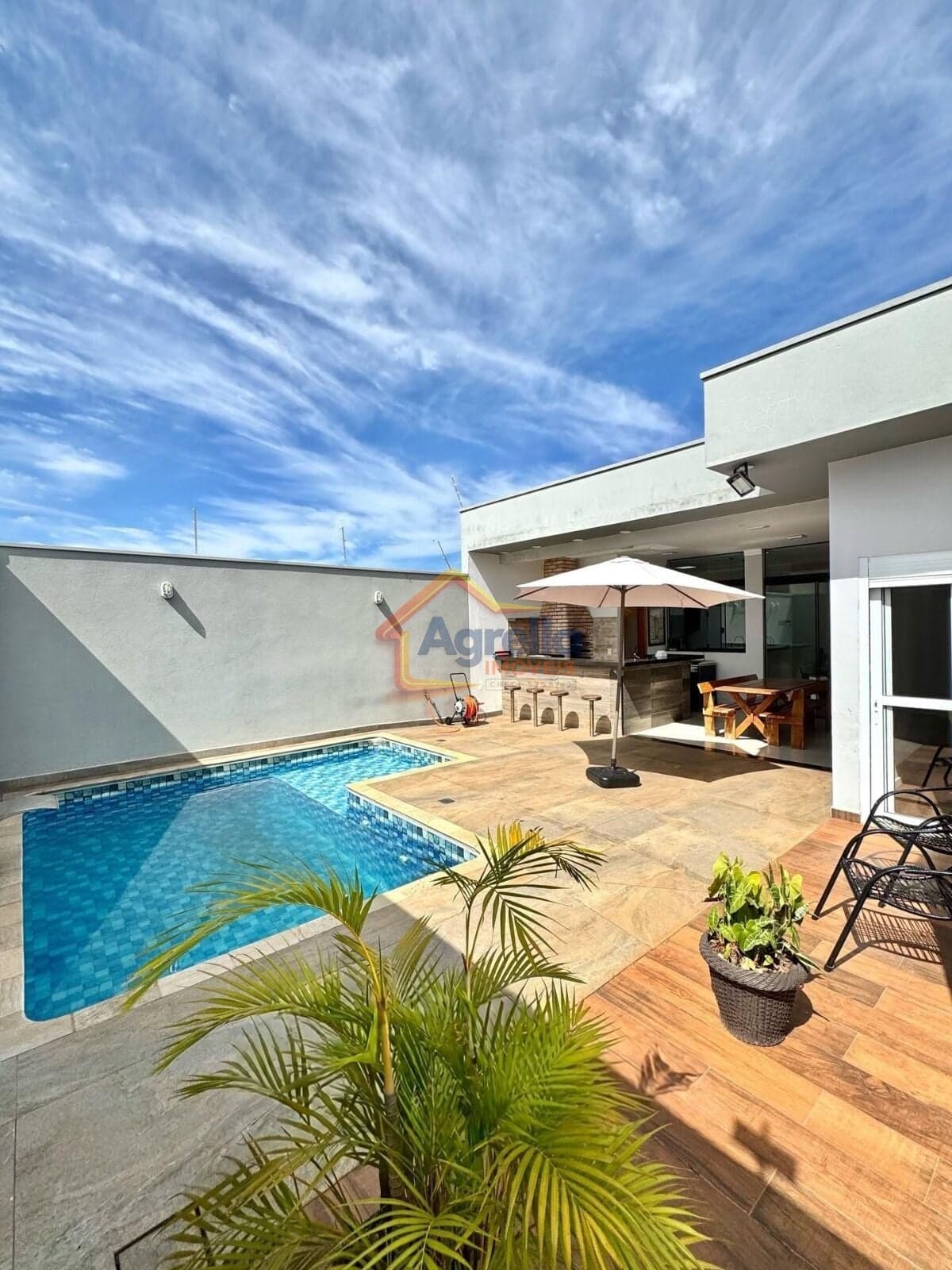 CASA COM PISCINA E ÁREA DE LAZER À VENDA NO RESIDENCIAL DO BOSQUE - MOGI MIRIM/SP