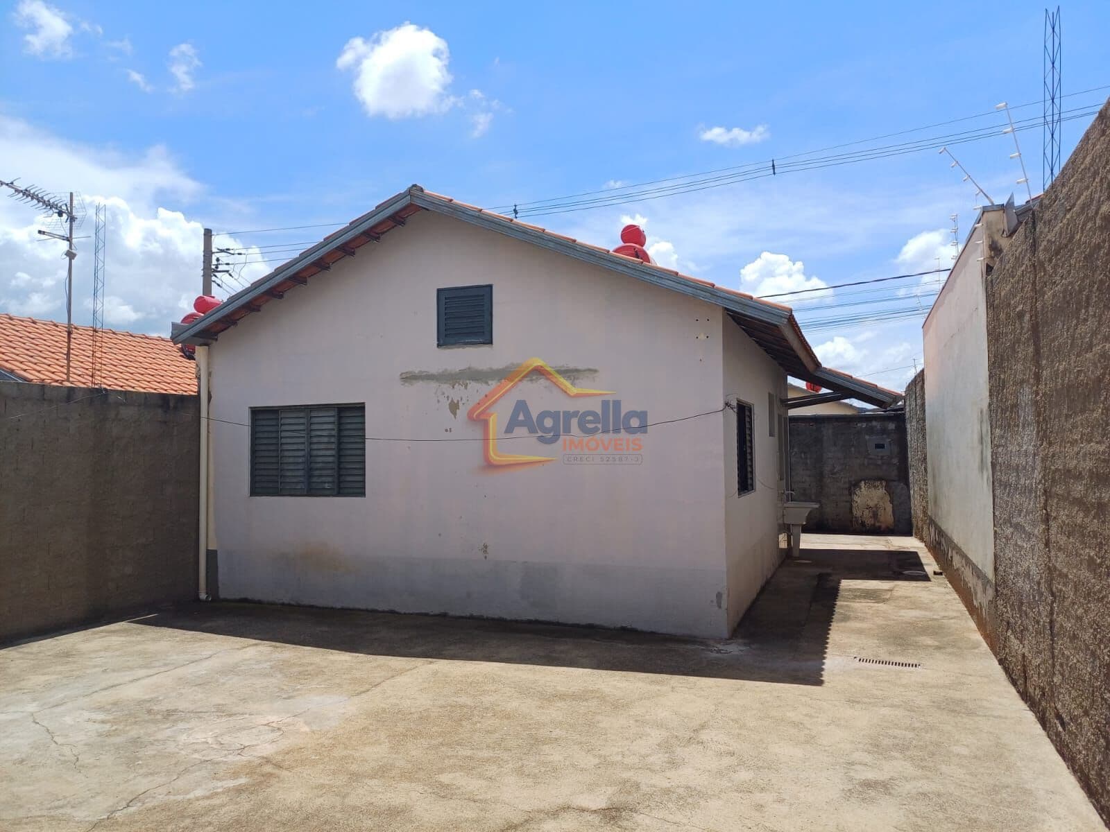 CASA À VENDA EM MOGI GUAÇU COM 2 DORMITÓRIOS, SALA INTEGRADA, GARAGEM COBERTA E ACEITA FINANCIAMENTO