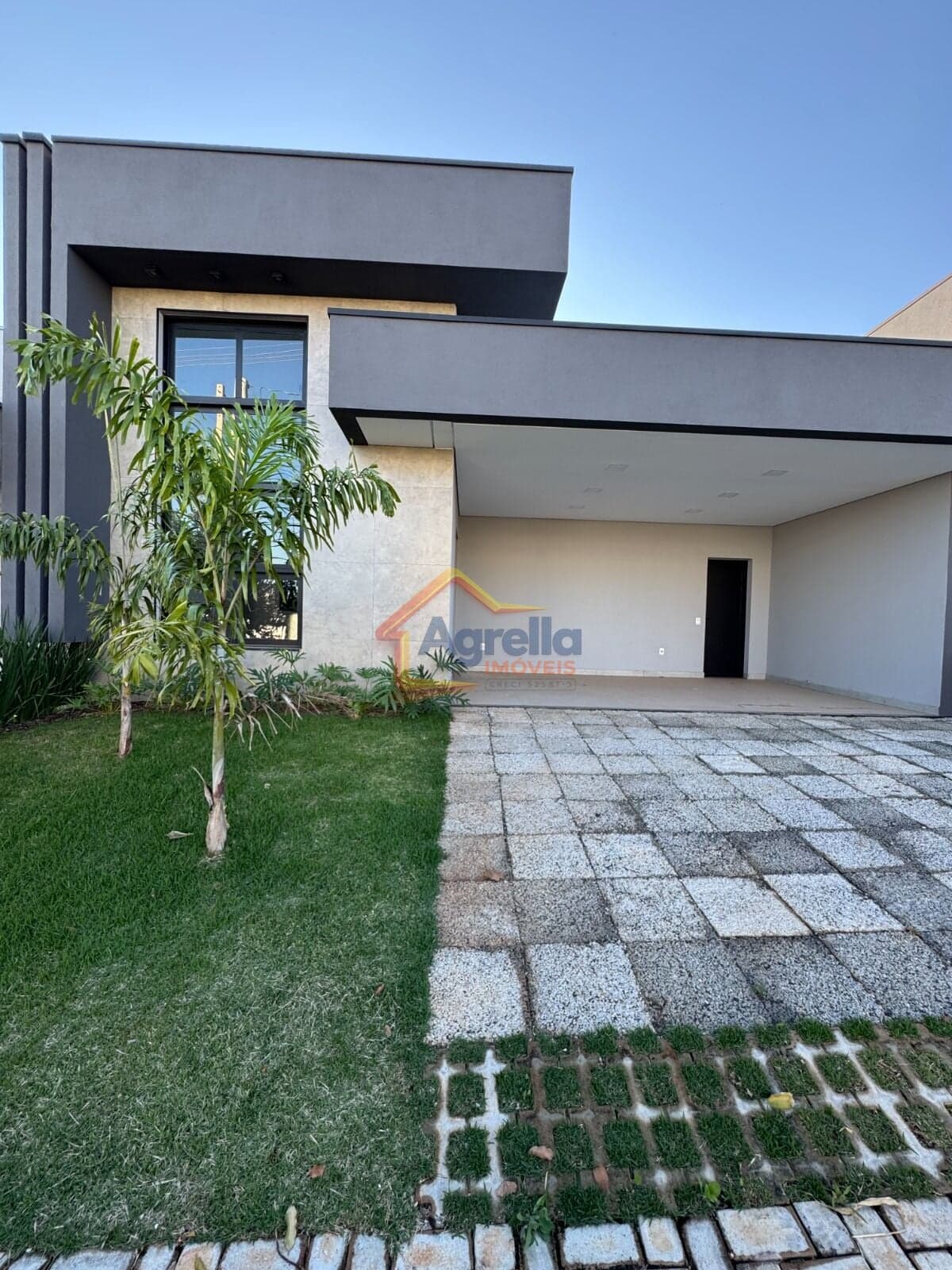 ARQUITETURA MODERNA, PÉ-DIREITO DUPLO E ENERGIA SOLAR