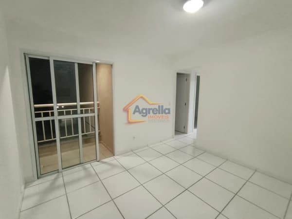 APARTAMENTO COM SACADA, GARAGEM COBERTA E EXCELENTE LOCALIZAÇÃO