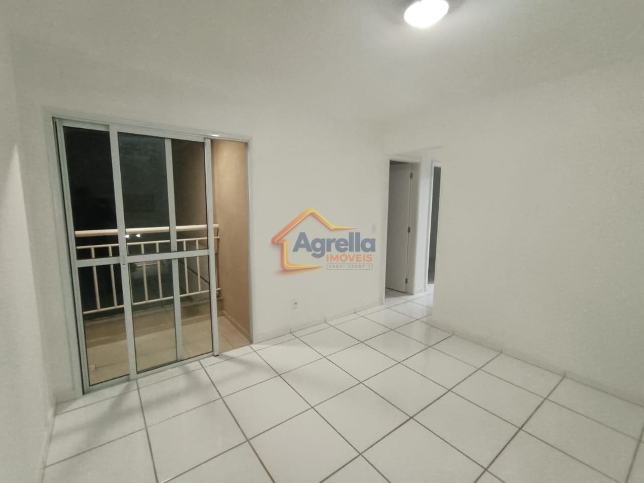 APARTAMENTO COM SACADA, GARAGEM COBERTA E EXCELENTE LOCALIZAÇÃO