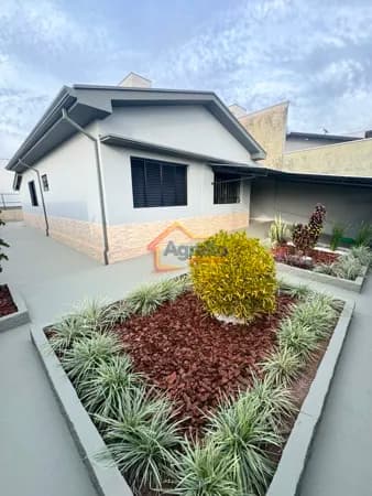 CASA COM AMPLO TERRENO, DUAS COZINHAS E EXCELENTE ESPAÇO EXTERNO