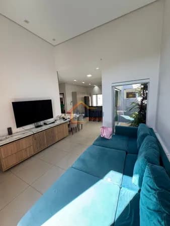 CASA COM 2 DORMITÓRIOS, SUÍTE, PISCINA, ÁREA GOURMET, COZINHA PLANEJADA, GARAGEM PARA 2 CARROS, ACEITA FINANCIAMENTO