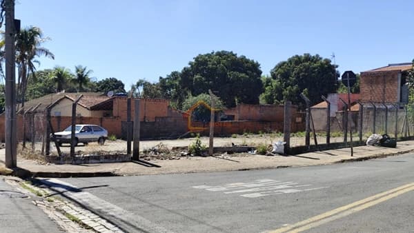Lote/Terreno em Mogi Mirim - Jardim Scomparim