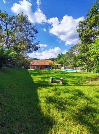CHÁCARA À VENDA EM MOGI GUAÇU COM PISCINA, ÁREA GOURMET, 3 DORMITÓRIOS, GARAGEM E TERRENO AMPLO