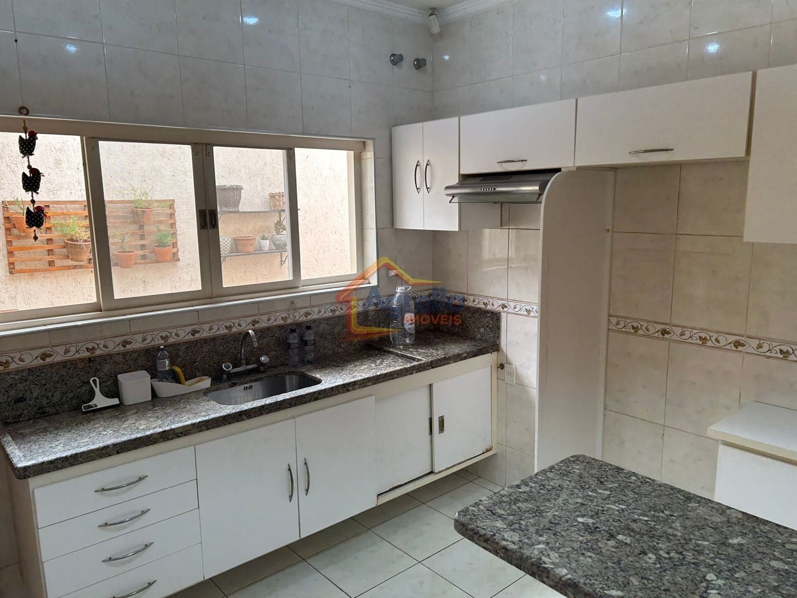 CASA COM 3 QUARTOS, SUÍTE E AQUECIMENTO SOLAR