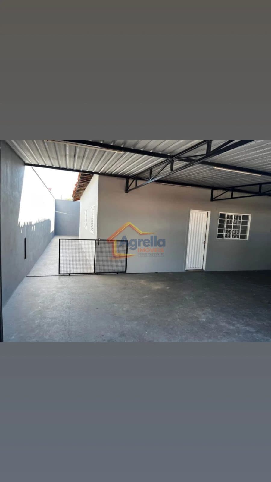 CASA À VENDA COM 3 DORMITÓRIOS, GARAGEM PARA 3 CARROS, PORTÃO ELETRÔNICO, PRONTA PARA MORAR, ACEITA TROCA