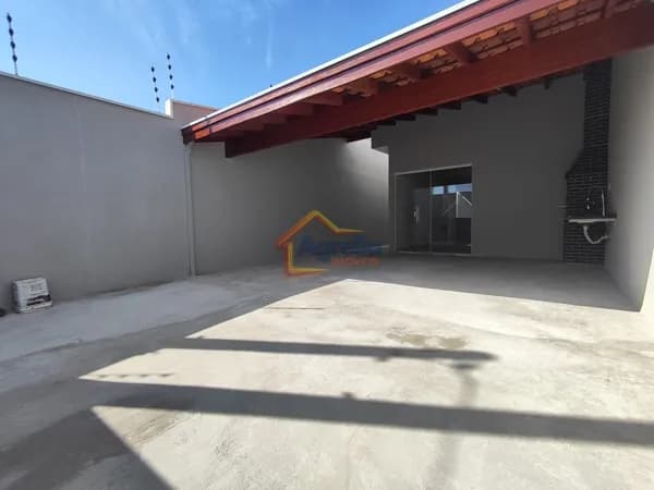 CASA COM SUÍTE, ÁREA DE LAZER E CHURRASQUEIRA