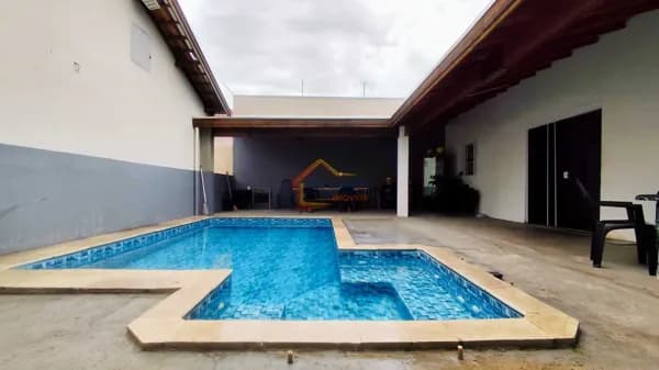 CASA COM PISCINA, ÁREA DE LAZER E COZINHA PLANEJADA