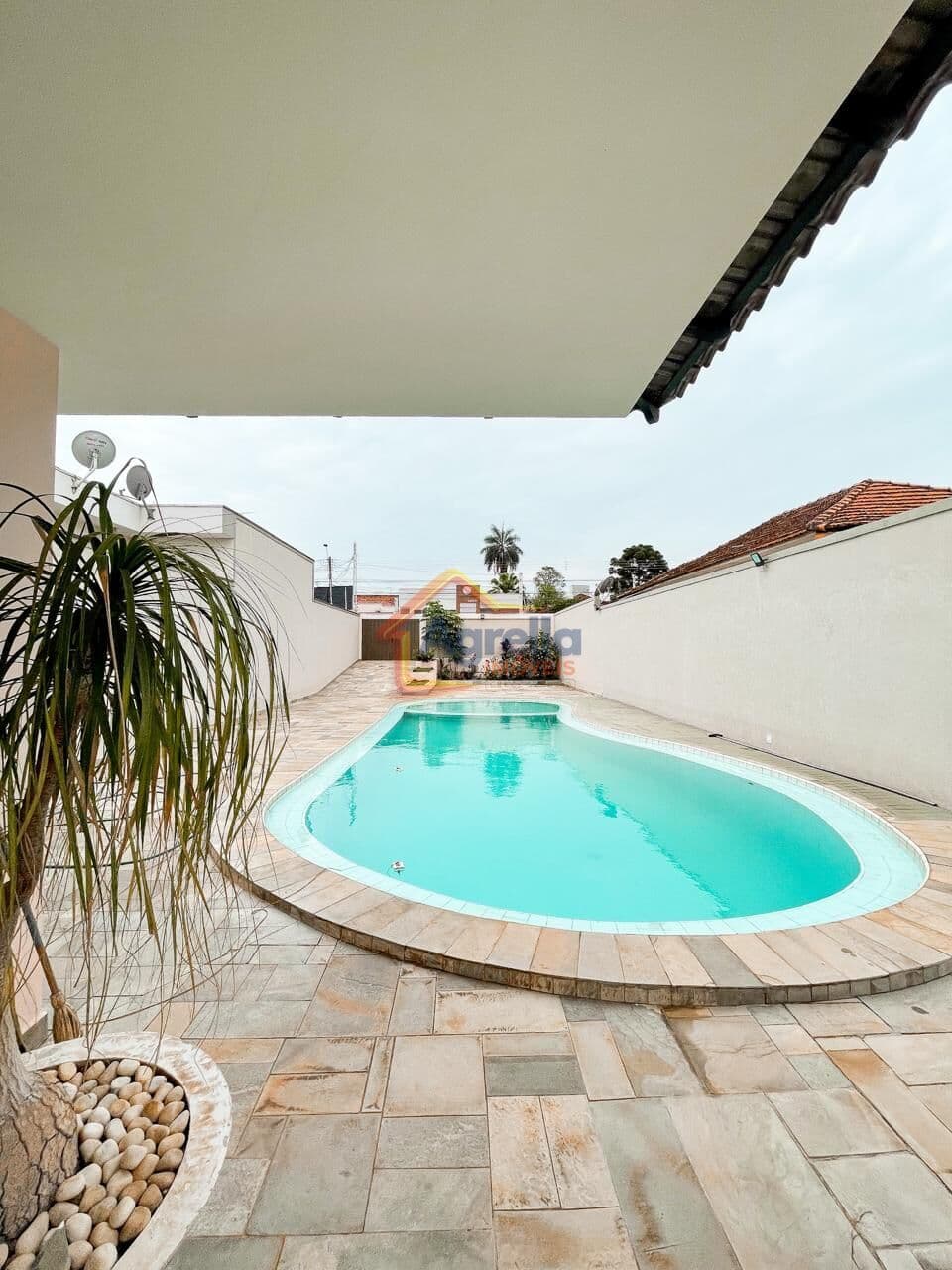 CASA MOGI GUAÇU 3 DORMITÓRIOS SUÍTE PISCINA