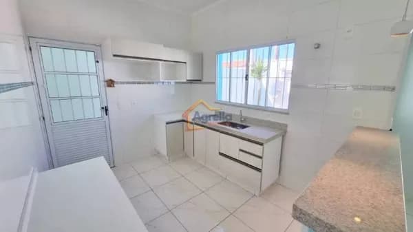 CASA COM COZINHA PLANEJADA E ÁREA DE LAZER COM CHURRASQUEIRA À VENDA EM MOGI GUAÇU/SP