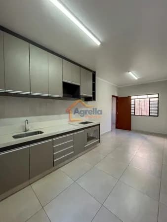 CASA COM PLANEJADOS E EDÍCULA COM CHURRASQUEIRA À VENDA EM MOGI MIRIM/SP