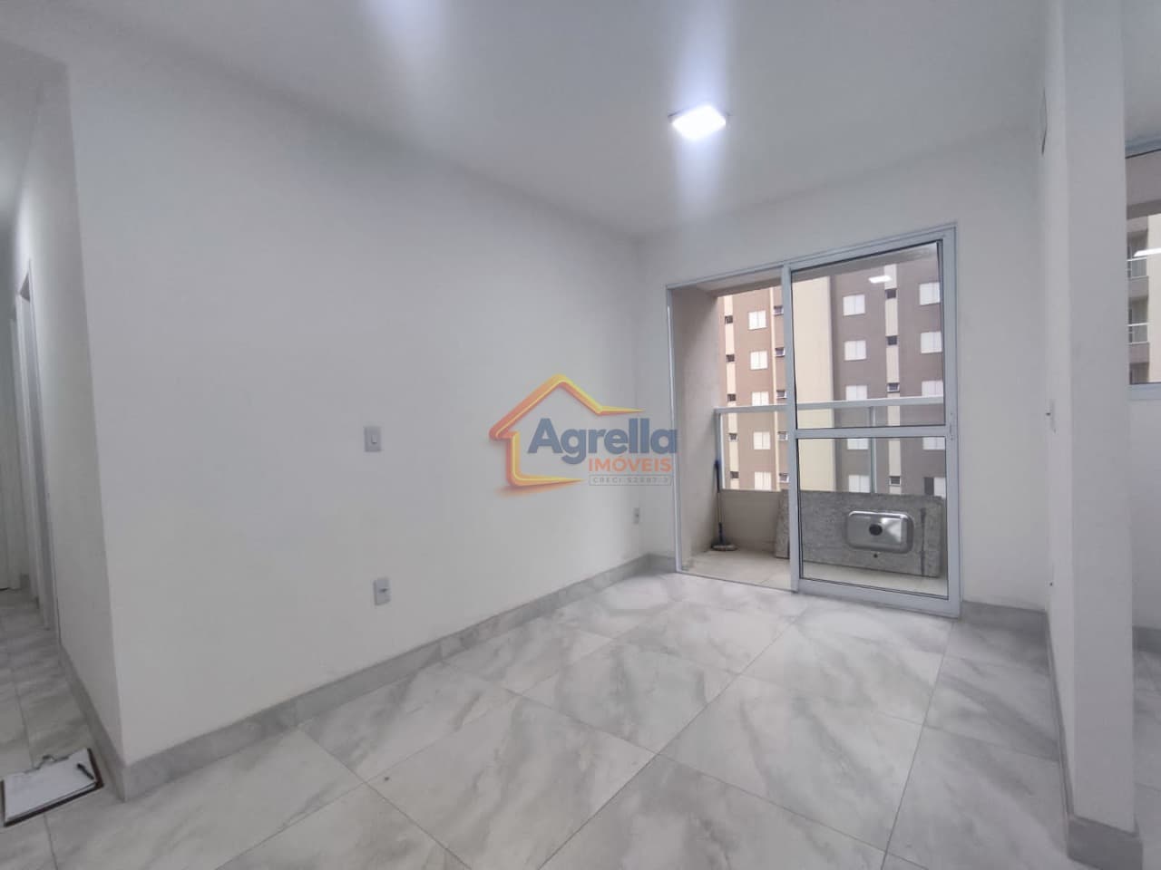 APARTAMENTO À VENDA COM 2 DORMITÓRIOS, SACADA, CONDOMÍNIO COM PISCINA, CHURRASQUEIRA, SALÃO DE FESTAS E PORTARIA 24H