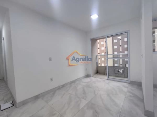 APARTAMENTO À VENDA COM 2 DORMITÓRIOS, SACADA, CONDOMÍNIO COM PISCINA, CHURRASQUEIRA, SALÃO DE FESTAS E PORTARIA 24H