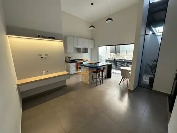 CASA À VENDA COM 2 DORMITÓRIOS, SUÍTE, CLOSET, ÁREA GOURMET, COZINHA PLANEJADA, GARAGEM COBERTA E FINANCIAMENTO.