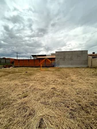 TERRENO PLANO DE 300 M² EM UM DOS MELHORES BAIRROS DA CIDADE