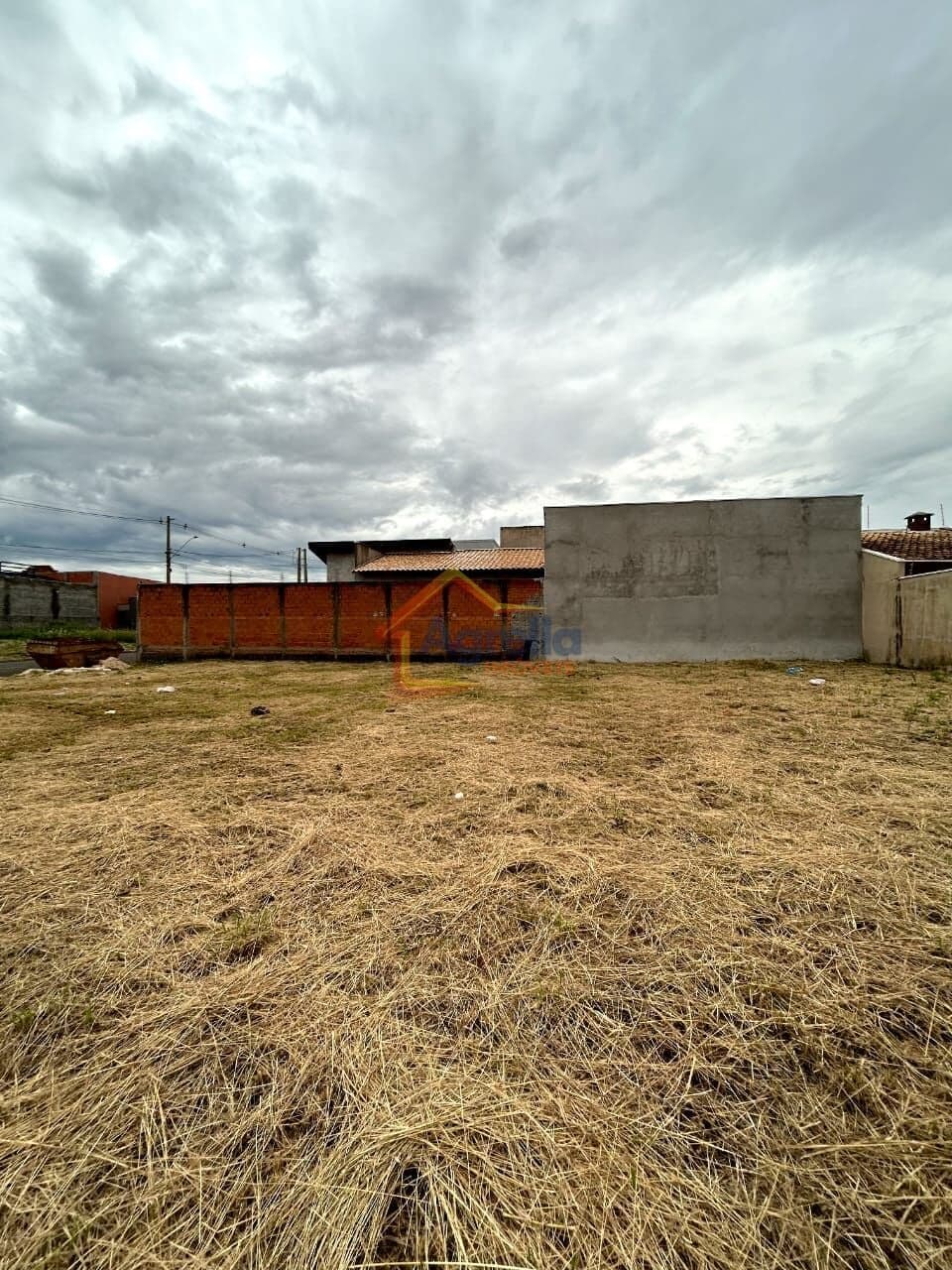 TERRENO PLANO DE 300 M² EM UM DOS MELHORES BAIRROS DA CIDADE