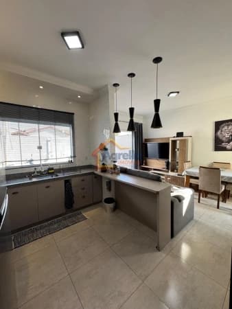 CASA MOBILIADA COM PLANEJADOS, AR-CONDICIONADO E QUINTAL AMPLO