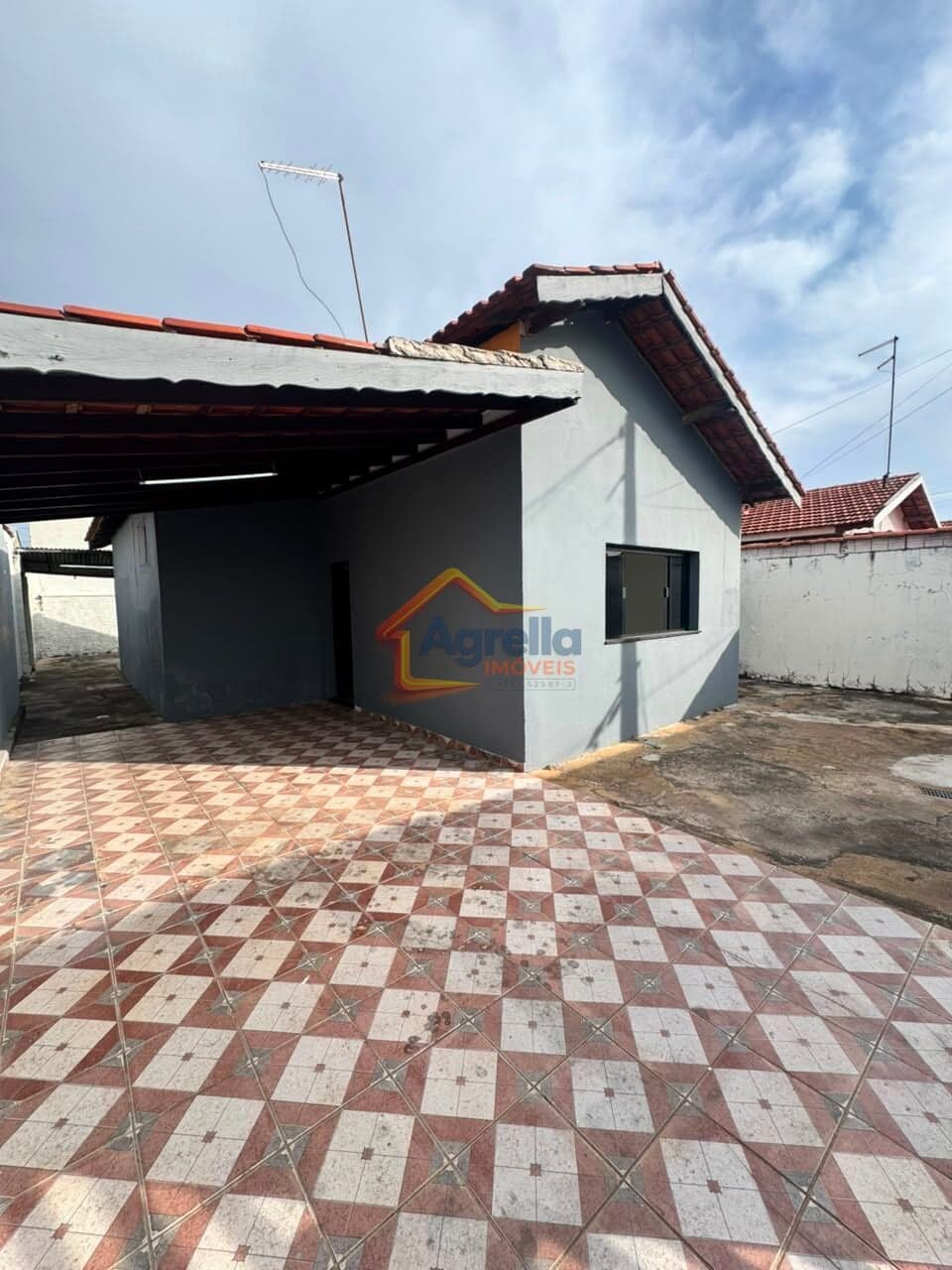 CASA RECÉM-REFORMADA COM AMPLO QUINTAL E EXCELENTE POTENCIAL