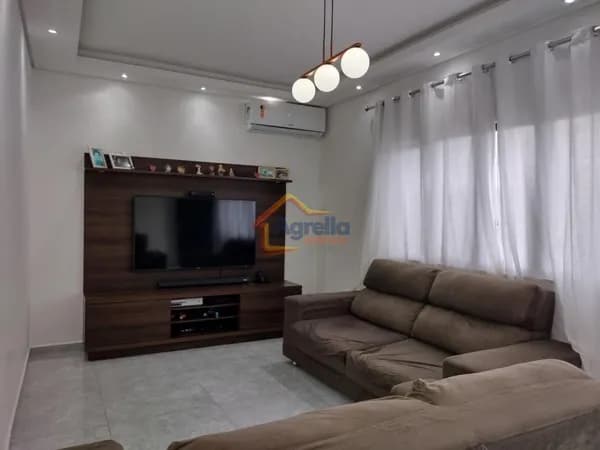 CASA À VENDA COM 4 DORMITÓRIOS, SUÍTE, COZINHA COM ILHA, ÁREA GOURMET, GARAGEM PARA 3 CARROS E FINANCIAMENTO