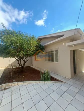 CASA COM TERRENO AMPLO E GARAGEM COBERTA