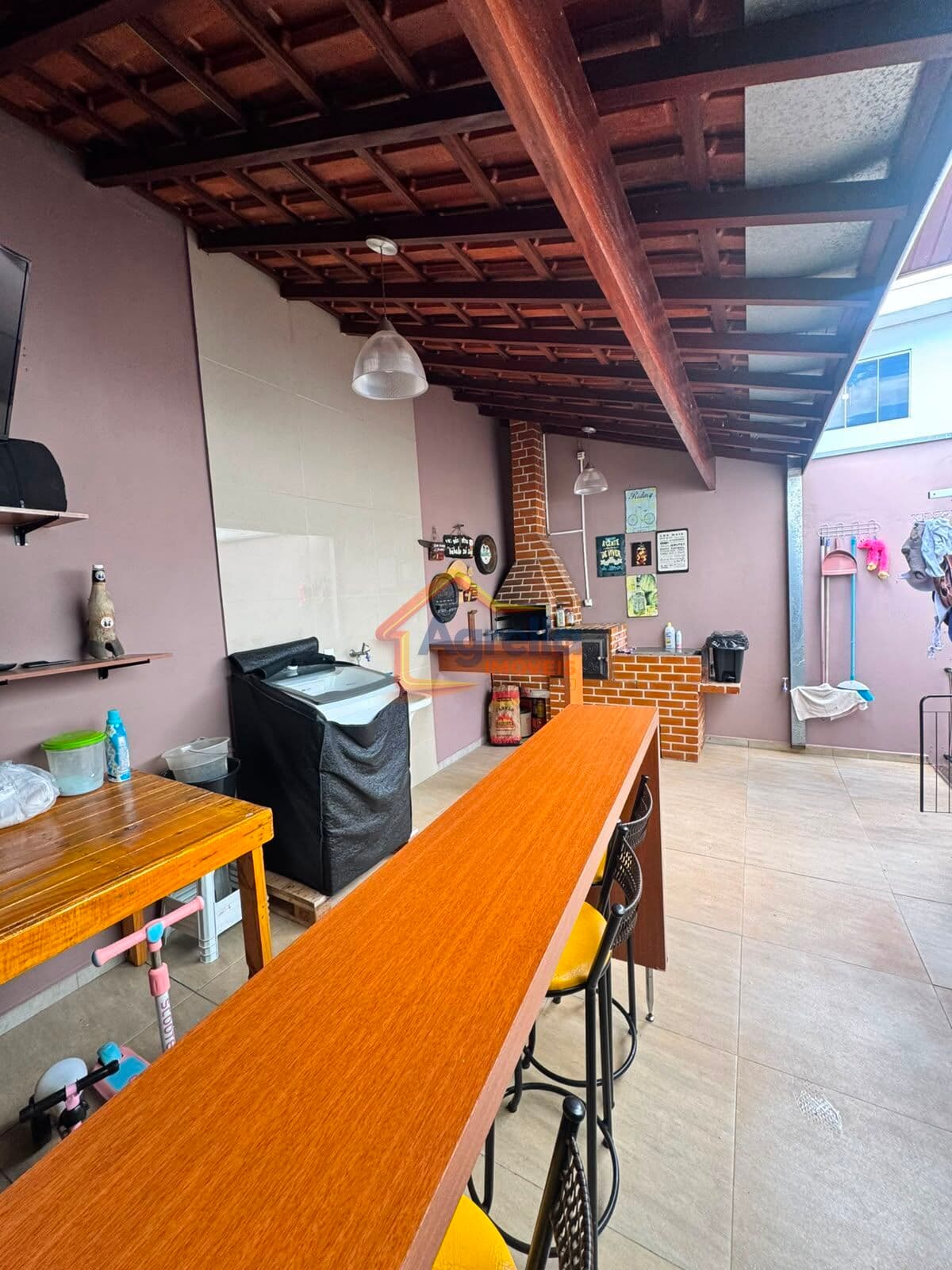 CASA MODERNA COM ÁREA GOURMET E AMBIENTES INTEGRADOS