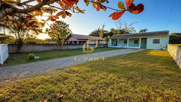Excelente Casa com Amplo espaço de Terreno Apenas 750mts do Mar
