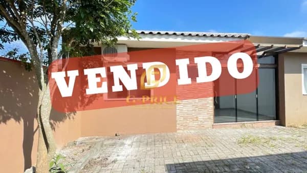 Linda Casa Recém Reformada em Condomínio Fechado à 600 mts da Praia