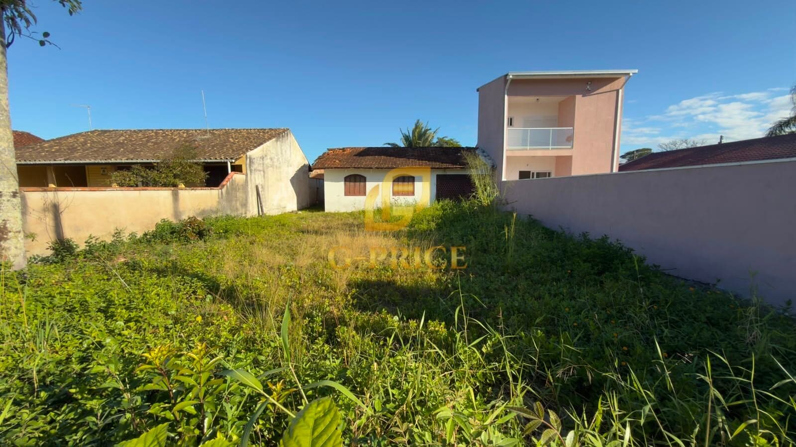 Casa Frente para o Asfalto com 360m² de Terreno Apenas 400 mts do Mar