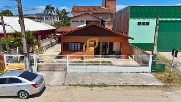 Excelente Casa com Edícula Apenas 200 mts do Mar em Região Nobre
