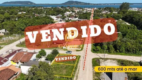 Excelente Terreno de Esquina Cercado no Nível da Rua Apenas 600 Mts do Mar